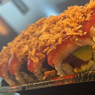 Uramaki De Atún aguacate pepino ,cubierto de atún con salsa teriyak  8 uds