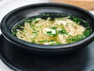 Курячий бульйон з перепелиним яйцем (400г)