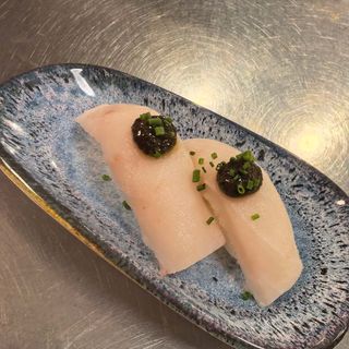 35. Nigiri pez mantequilla con trufa