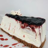 Porción de tarta de queso con arándanos