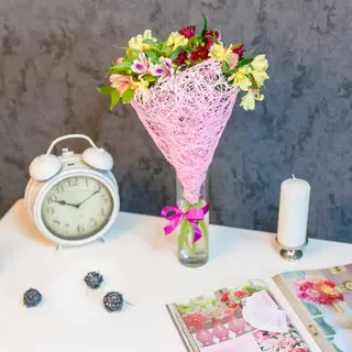 Buchet din 7 alstromerii în plasă roz