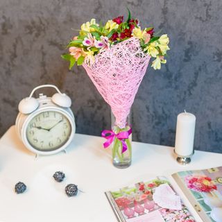 Buchet din 7 alstromerii în plasă roz