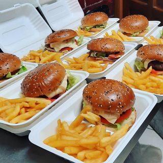 Cheesburger de pui cu cartofi prajiti