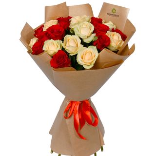 Букет "25 червоних і кремових троянд"
