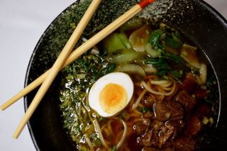 ramen de fideos de arroz gruesos con ternera