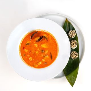 Tom Yum cu fructe de mare si lamaie verde de kaffir