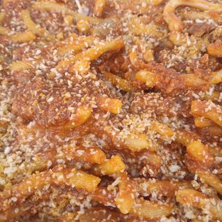 Maccheroni con ragù di salsiccia e cotenne