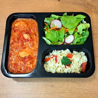 Mućkalica sa rižotom i salatom