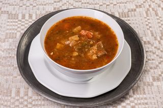 Zupa gulaszowa z wołowiną i warzywami