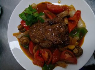 Говяжья отбивная обжаренная с розмарином и овощами