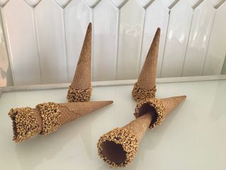 Cono cialda con cioccolato e riso soffiato