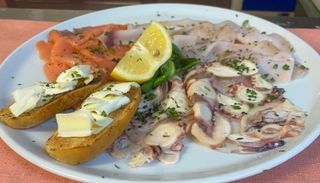 Veli di pesce con citronette e misticanza