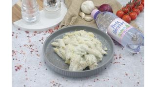 Penne quattro formaggi,apa plata