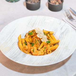 Penne cu creveți și sos roșu