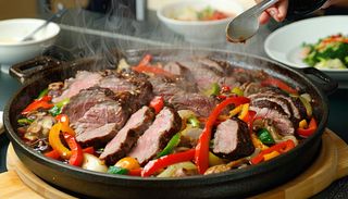 Kaczka tańcząca na gorącym półmisku