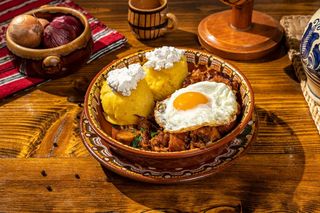 Tochitură oltenească cu mămăliguță și ou