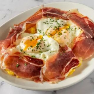 Ración De Huevos Rotos Con Jamón