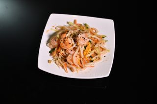 63. Udon saltato con verdura mista e gamberi