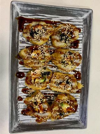 Tempura salmón roll (8 pzs.)