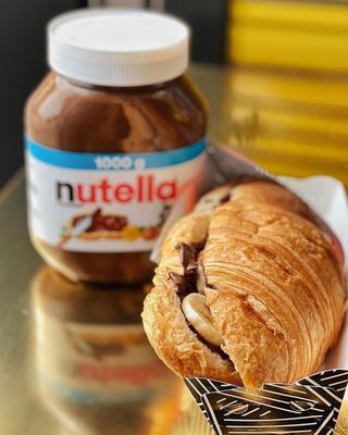 Круасан з бананом та нутеллою