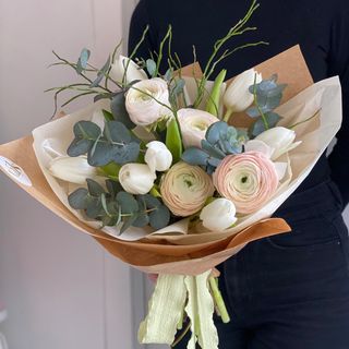 Buchet Ranunculus și Lalele