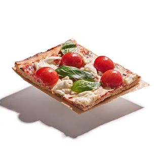 Pizza de Tomate Pachino, Mozzarella De Búfala Y Albahaca