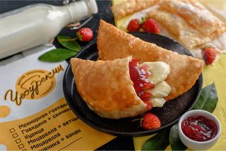 Чебурек с клубникой и бананом (220г)