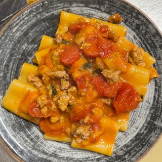 Pacchero al maialino nero casertano con pomodorini rosso e giallo