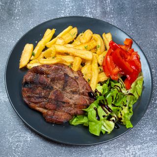 Ceafă de Porc cu Cartofi Aromatizați și Salată de Ardei Copți