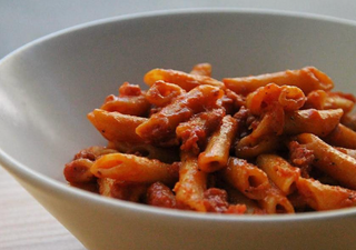 Macarrones con tomate casero y chorizo