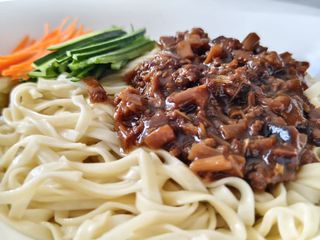 106  Govede nudle sa gustim sosom