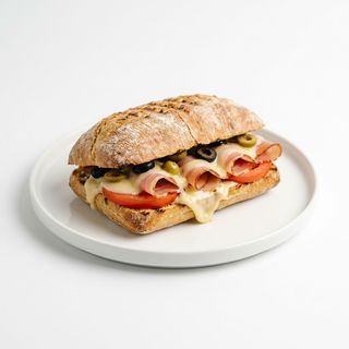 Panino con speck, provola affumicata, pomodori e olive