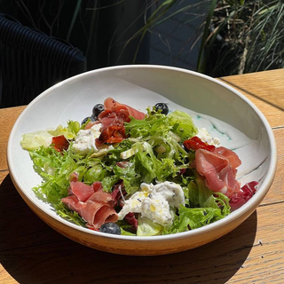 Салат зі страчателлою та хамоном (220г)