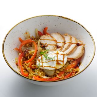 Жареный рамен с говядиной