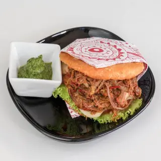 Arepa de pollo mechado