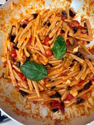Maccheroni di pasta fresca alla siciliana