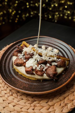 CACHAPA CON QUESO Y COCHINO FRITO