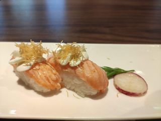 10.Nigiri Salmón Queso Flambeado (2 Pzs.)