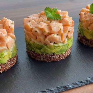 28. Tartar De Salmón Con Aguacate, Arroz Y Mayonesa Picante