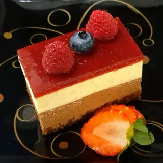 Mousse alb-negru cu zmeură