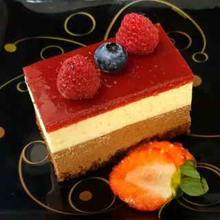 Mousse alb-negru cu zmeură