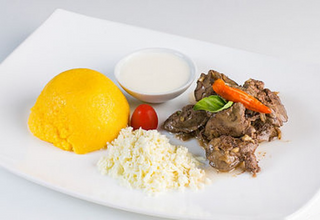 Mămăligă cu tocăniță de ficat