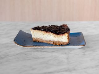 Tarta de queso con mermelada de arándanos