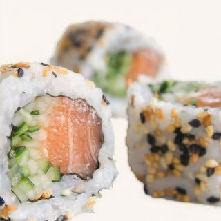 Uramaki salmão com pepino 8 unidades