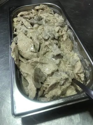 Carne De Pollo Con Nata Y Champiñón