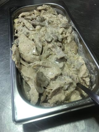 Carne De Pollo Con Nata Y Champiñón