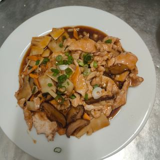 56. Пилешко с гъби и бамбук (600г)