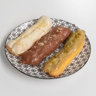 Еклер белгийски шоколад с лешник (90г)