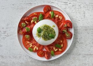 Carpaccio de tomate con pesto y búfala