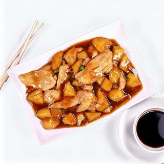 126. Пилешко с картофи в соево-чеснов сос и лук (450г)